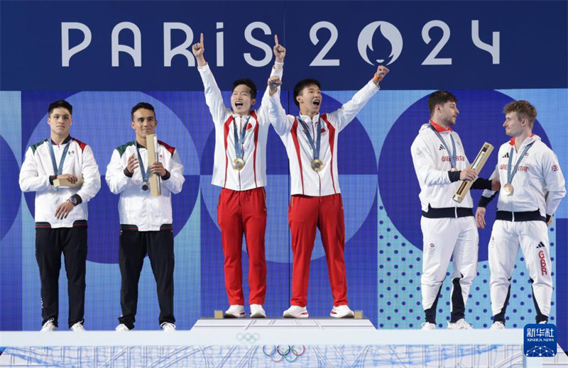 Long/Wang wa China Washinda Medali za Dhahabu kwenye mashindano ya mchezo wa wachezaji wawili wa kiume kupiga mbizi pamoja kutoka kwenye jukwaa la kimo cha mita 3 kwenye Michezo ya Olimpiki ya Paris