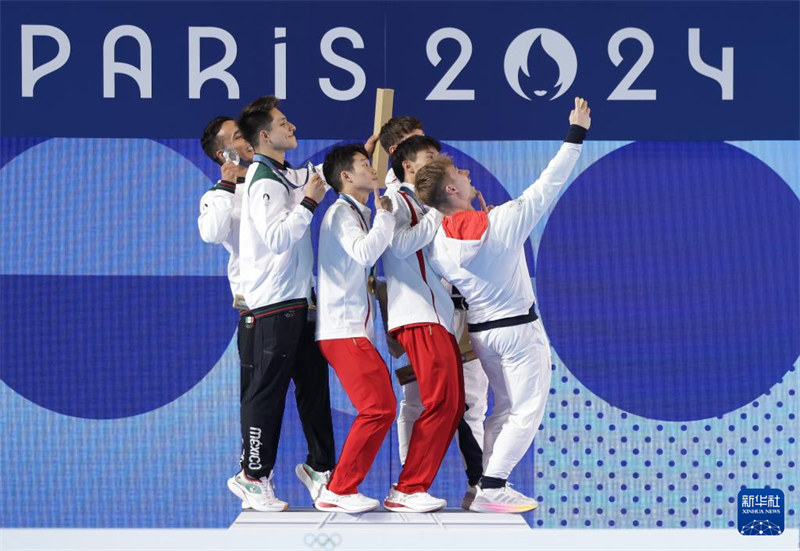 Long/Wang wa China Washinda Medali za Dhahabu kwenye mashindano ya mchezo wa wachezaji wawili wa kiume kupiga mbizi pamoja kutoka kwenye jukwaa la kimo cha mita 3 kwenye Michezo ya Olimpiki ya Paris