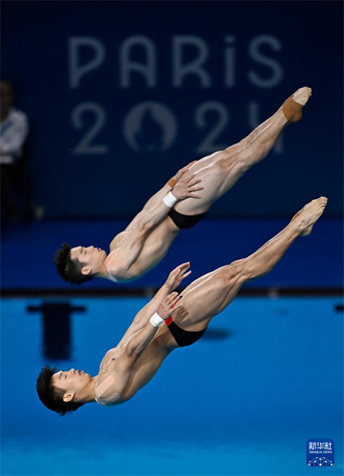 Long/Wang wa China Washinda Medali za Dhahabu kwenye mashindano ya mchezo wa wachezaji wawili wa kiume kupiga mbizi pamoja kutoka kwenye jukwaa la kimo cha mita 3 kwenye Michezo ya Olimpiki ya Paris