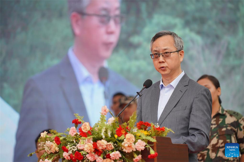 Balozi wa China nchini Nepal Chen Song akihutubia kwenye hafla ya kupitika kwa handaki iliyofanyika kwenye mahali pa ujenzi wa mradi wa pili wa njia kuu ya usafiri wa haraka wa Nepal katika wilaya ya Makwanpur nchini Nepal, Agosti 5, 2024. (Picha na Hari Maharjan/Xinhua)