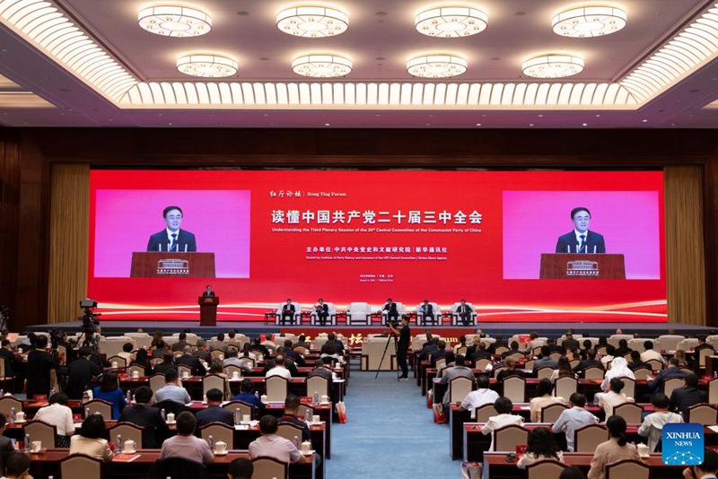 Qu Qingshan, Mkuu wa Taasisi ya Historia ya Chama na Maandishi ya Kamati Kuu ya Chama cha Kikomunisti cha China (CPC) na Mwenyekiti wa Kamati ya kitaifa ya Jumuiya ya washauri mabingwa ya taasisi hiyoakitoa hotuba kwenye kongamano lenye mada ya kuelewa mkutano mkuu wa tatu wa wajumbe wote wa Kamati Kuu ya 20 ya Chama cha Kikomunisti cha China (CPC) mjini Beijing, China. (Xinhua/Jin Liwang)