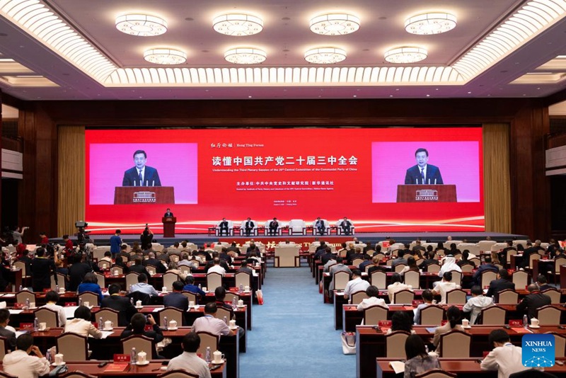 Fu Hua, Mkuu wa Shirika la Habari la China, Xinhua ambaye pia ni mwenyekiti wa kamati ya  taaluma ya Taasisi ya Xinhua, ambayo ni Jumuiya ya washauri mabingwa ya Shirika la Habari la China, Xinhua, akitoa hotuba kwenye kongamano lenye mada ya kuelewa mkutano mkuu wa tatu wa wajumbe wote wa Kamati Kuu ya 20 ya Chama cha Kikomunisti cha China (CPC) mjini Beijing, China. (Xinhua/Jin Liwang)