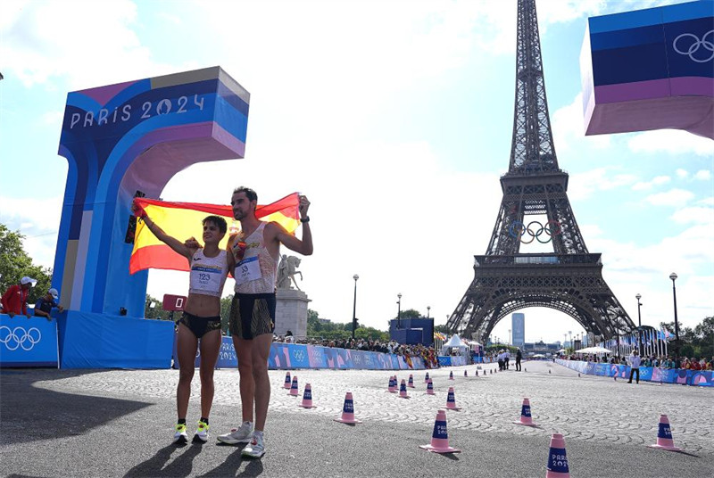 Alvaro Martin (Kulia) na Maria Perez wa Hispania wakishangilia baada ya mbio za kutembea kwa kasi za marathon kwa wanawake na wanaume kupokezana katika Michezo ya Olimpiki ya Paris Agosti 7, 2024. (Xinhua/Li Gang)
