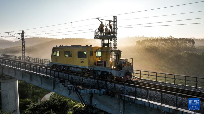 Mfanyakazi Kijana wa kutunza nyaya za umeme unaotumiwa na treni za reli alinda safari za majira ya joto