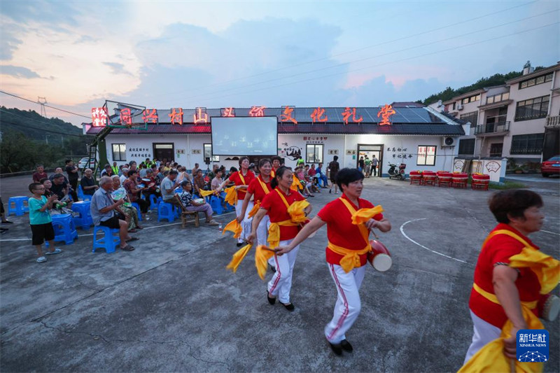 Kuleta Faida za Kitamaduni kwa Watu na kupelekea Opera maeneo ya vijijini Katika Mji Zhuji, Zhejiang, China