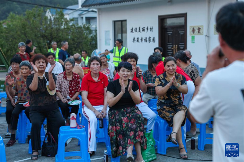 Kuleta Faida za Kitamaduni kwa Watu na kupelekea Opera maeneo ya vijijini Katika Mji Zhuji, Zhejiang, China