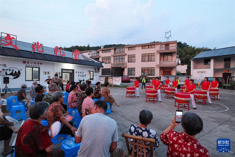 Kuleta Faida za Kitamaduni kwa Watu na kupelekea Opera maeneo ya vijijini Katika Mji Zhuji, Zhejiang, China