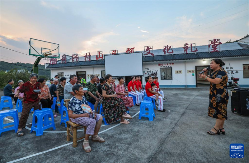 Kuleta Faida za Kitamaduni kwa Watu na kupelekea Opera maeneo ya vijijini Katika Mji Zhuji, Zhejiang, China