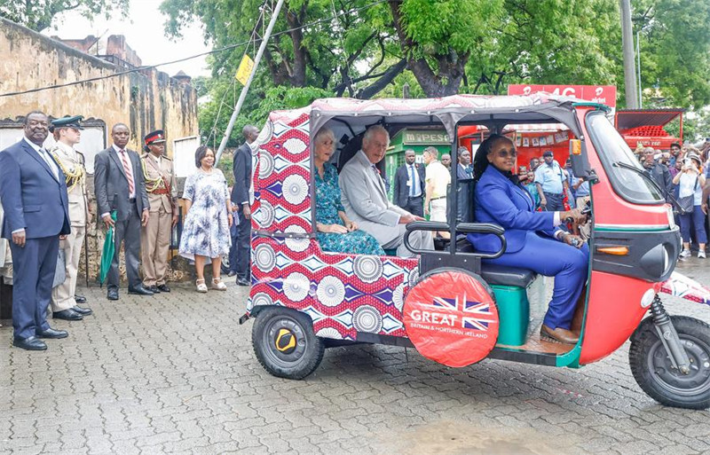 Mfalme wa Uingereza Charles III na Malkia Camilla wakifurahia usafiri wa Tuk Tuk walipotembelea huko Mombasa, Kenya, Novemba 3, 2023. (Picha na Fred Mutune/Xinhua)