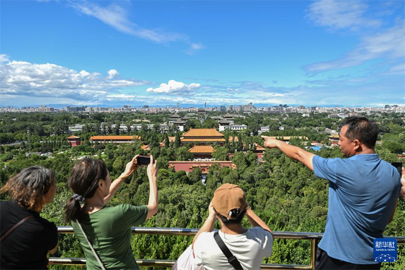 Watalii wakitembelea Bustani ya Jingshan, mjini Beijing, China, Agosti 12. (Xinhua/Li Xin)