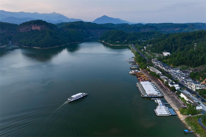 Picha ya droni ikionyesha mandhari ya eneo la kivutio cha utalii la Dajinhu la Wilaya ya Taining, Mji wa Sanming, Mkoa wa Fujian, Mashariki mwa China, Agosti 10, 2024. (Xinhua/Jiang Kehong)