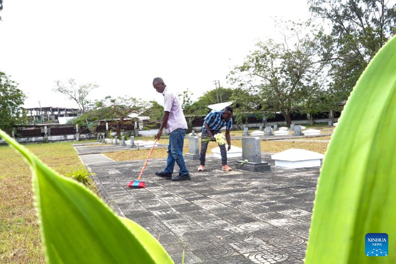 Watunza makaburi Msafiri (kulia) na Saidi wakisafisha makaburi ya Gongo la Mboto huko Dar es Salaam, Tanzania, Agosti 12, 2024. (Picha na Emmanuel Herman/Xinhua)