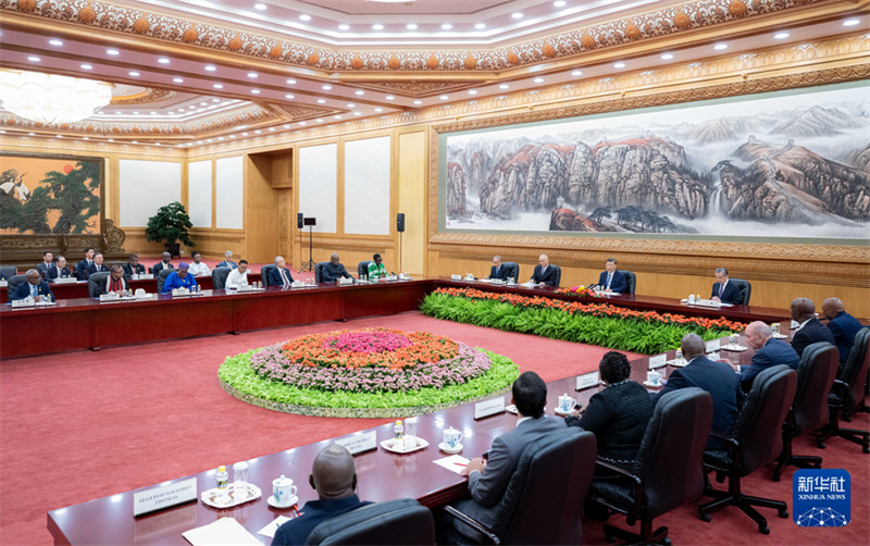 Rais Xi akutana na viongozi wa mabunge ya nchi mbalimbali walioshiriki kwenye shughuli za maadhimisho ya miaka 40 ya  Bunge la Umma la China kujiunga na Shirikisho la Mabunge ya Nchi Mbalimbali IPU