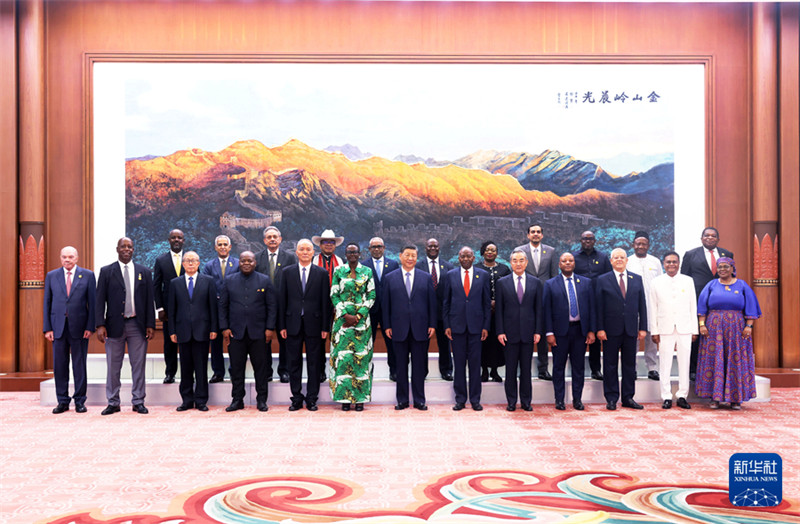 Rais Xi akutana na viongozi wa mabunge ya nchi mbalimbali walioshiriki kwenye shughuli za maadhimisho ya miaka 40 ya  Bunge la Umma la China kujiunga na Shirikisho la Mabunge ya Nchi Mbalimbali IPU