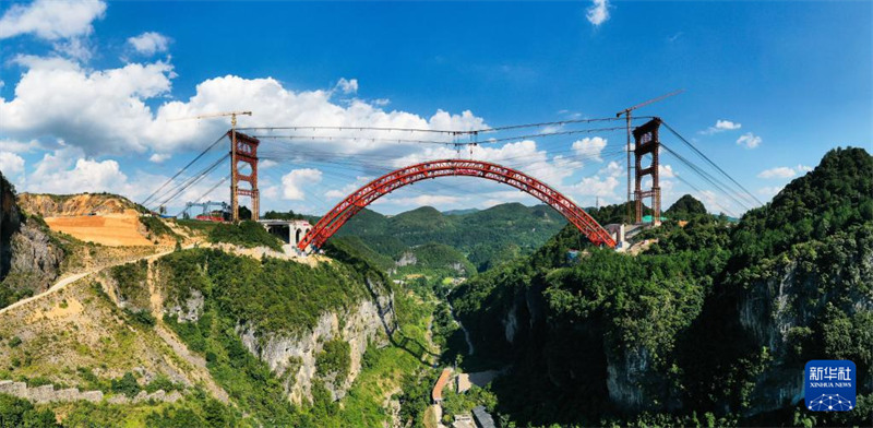 Picha iliyopigwa tarehe 21 Agosti ikionyesha Daraja Kubwa la Machanghe kwenye Barabara kuu kati ya miji ya Guiyang na Pingtang, Mkoa wa Guizhou, Kusini-Magharibi mwa China. (Xinhua/Yang Wenbin)