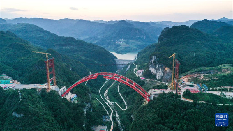 Daraja Kubwa la Machanghe Lafanikiwa kuunganishwa huko Guizhou, China