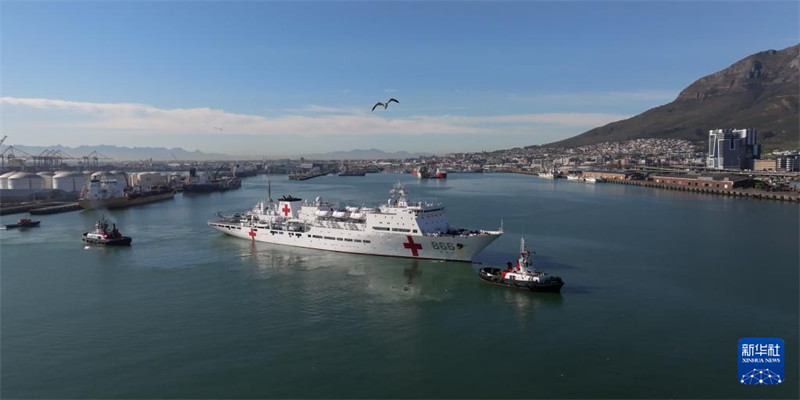 Meli ya hospitali ya kikosi cha majini cha Jeshi la Ukombozi wa Umma la China (PLA) ikiwasili kwenye bandari ya Cape Town, Afrika Kusini, tarehe 22, Agosti. (Xinhua/Gui Xinhua)