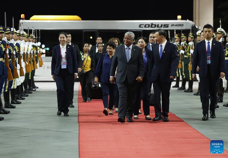 Viongozi wakuu mbalimbali wa kuhudhuria mkutano wa FOCAC wawasili Beijing kwa mfululizo
