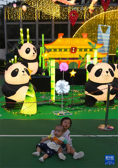 Tamasha la Taa la Sikukuu ya ya Jadi ya Mbalamwezi Lafanyika katika Hong Kong, China