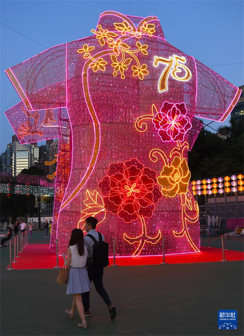 Tamasha la Taa la Sikukuu ya ya Jadi ya Mbalamwezi Lafanyika katika Hong Kong, China