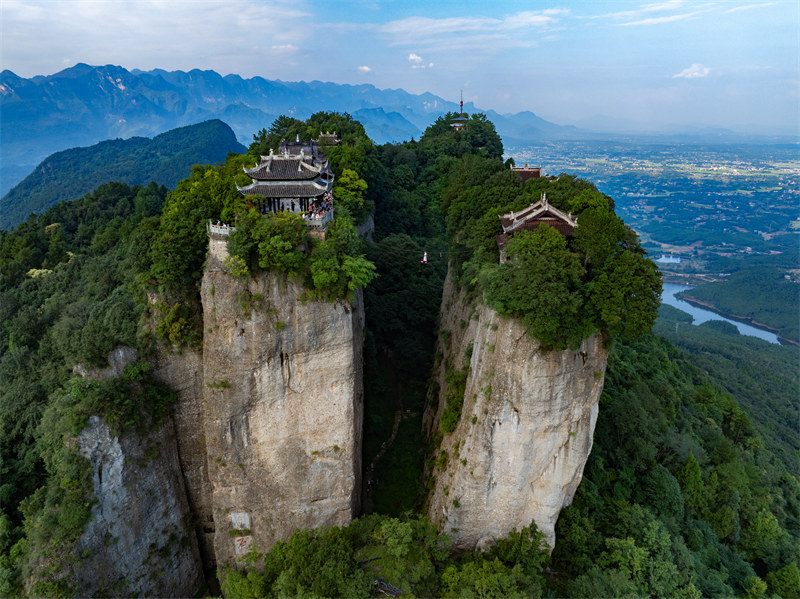 Kutazama maonyesho ya watembea angani kwenye mnyororo wa chuma ulioko kati ya vilele viwili virefu vya Mlima Douqi, Mkoani Sichuan, China