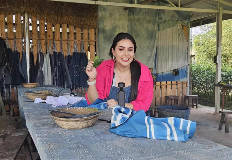 Waandishi wa habari wa nchi za Latin Amerika wajaribu utengenezaji batiki za buluu wa mbinu ya kale katika Kijiji cha Mingyue, mkoani Chengdu, China