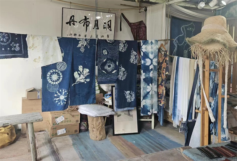 Waandishi wa habari wa nchi za Latin Amerika wajaribu utengenezaji batiki za buluu wa mbinu ya kale katika Kijiji cha Mingyue, mkoani Chengdu, China