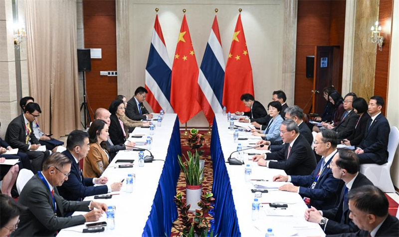 Waziri Mkuu wa China Li Qiang akikutana na Waziri Mkuu wa Thailand Paetongtarn Shinawatra pembezoni mwa mikutano ya viongozi kuhusu ushirikiano wa Asia Mashariki iliyofanyika Vientiane, Laos, Oktoba 10, 2024. (Xinhua/Zhang Ling)