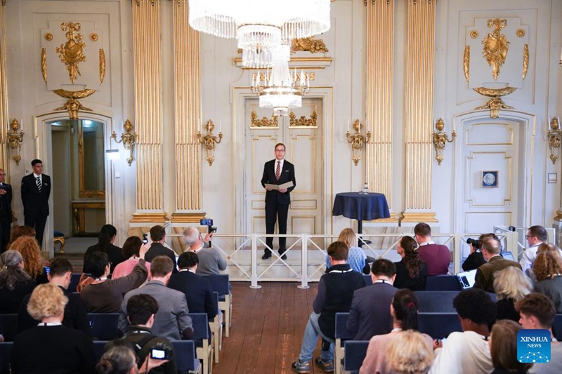 Katibu Mkuu wa  Taasisi ya Sayansi ya Sweden, Mats Malm akitangaza mshindi wa Tuzo ya Nobel ya Fasihi Mwaka 2024 mjini Stockholm, Sweden, Oktoba 10, 2024. (Xinhua/Peng Ziyang)