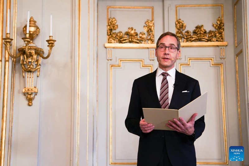 Katibu Mkuu wa Taasisi ya Sayansi ya Sweden, Mats Malm akitangaza mshindi wa Tuzo ya Nobel ya Fasihi Mwaka 2024 mjini Stockholm, Sweden, Oktoba 10, 2024. (Xinhua/Peng Ziyang)