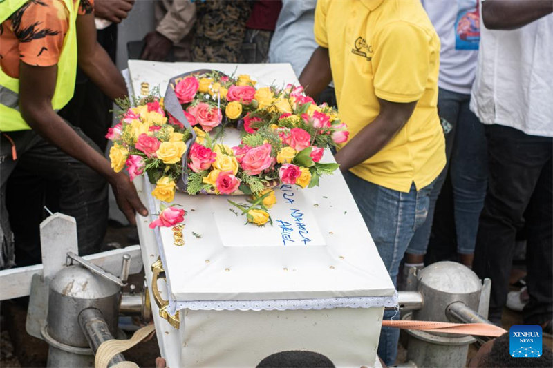 Jamhuri ya Kidemokrasia ya Kongo yafanya mazishi ya waliokufamaji kwenye ajali ya feri iliyotokea hivi karibuni