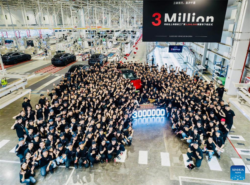 Gari la milioni 3 lililozalishwa na Kiwanda kikubwa cha Magari cha Tesla cha Shanghai likitoka kwenye mstari wa kuunganisha sehemu za magari mjini Shanghai, mashariki mwa China, Oktoba 11, 2024. (Xinhua)