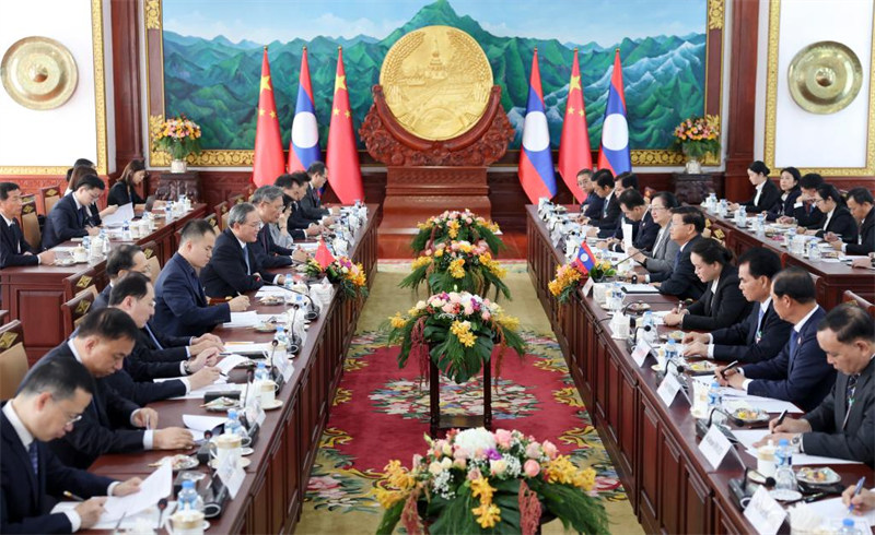 Waziri Mkuu wa China Li Qiang akikutana na Katibu Mkuu wa Kamati Kuu ya Chama cha Mapinduzi ya Watu wa Laos na Rais wa Lao Thongloun Sisoulith mjini Vientiane, Laos, Oktoba 11, 2024. (Xinhua/Liu Bin)