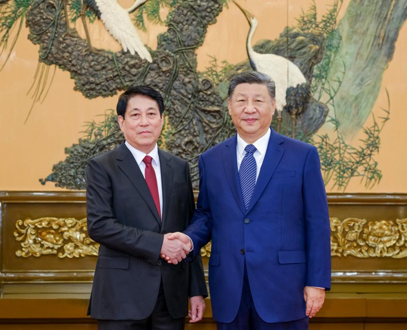 Xi Jinping, Rais wa China ambaye pia ni Katibu Mkuu wa Kamati Kuu ya Chama cha Kikomunisti cha China (CPC), akikutana na Luong Cuong, Mjumbe wa Ofisi ya Siasa ya Kamati Kuu ya Chama cha Kikomunisti cha Vietnam (CPV) ambaye pia ni Mjumbe wa Kudumu wa Sekretarieti ya Kamati Kuu ya CPV kwenye Jumba la Mikutano ya Umma  la Beijing, Oktoba 11, 2024. (Xinhua/Ding Lin)