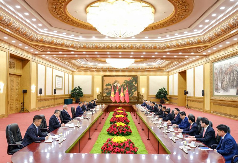 Xi Jinping, Rais wa China ambaye pia ni Katibu Mkuu wa Kamati Kuu ya Chama cha Kikomunisti cha China (CPC), akikutana na Luong Cuong, Mjumbe wa Ofisi ya Siasa ya Kamati Kuu ya Chama cha Kikomunisti cha Vietnam (CPV) ambaye pia ni Mjumbe wa Kudumu wa Sekretarieti ya Kamati Kuu ya CPV kwenye Jumba la Mikutano ya Umma  la Beijing, Oktoba 11, 2024. (Xinhua/Ding Lin)