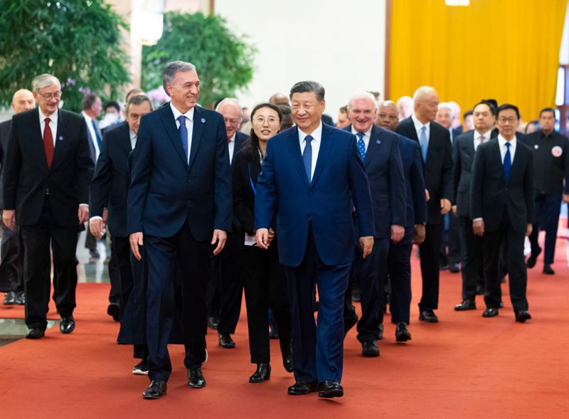 Rais Xi Jinping wa China akikutana na wageni wanaohudhuria Mkutano wa Urafiki wa Kimataifa wa China na mkutano wa kuadhimisha miaka 70 tangu kuanzishwa kwa  Shirika la Urafiki wa Watu wa China kwa Nchi za Nje kwenye Jumba la Mikutano ya Umma la Beijing,  Oktoba 11, 2024. (Xinhua/Huang Jingwen)