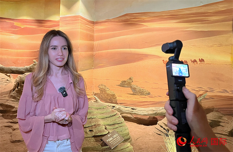 Lina akirekodiwa video kwenye Kivutio cha Watalii cha Karez huko Turpan, Mkoa wa Xinjiang. (Picha na Zeng Shurou/People’s Daily Online)