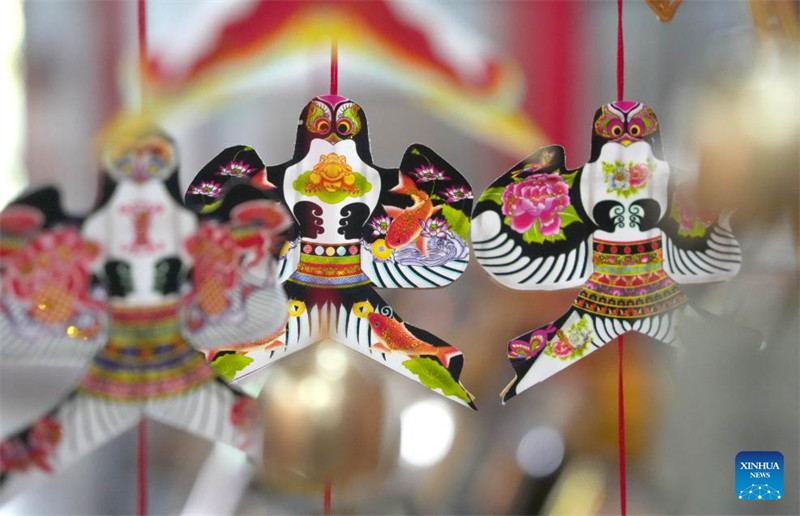 Bidhaa za utamaduni zenye ubunifu na kauli mbiu ya tiara zikionekana katika picha kwenye karakana ya tiara iliyoko Wilaya ya Hanting ya Mji wa Weifang, Mkoa wa Shandong, Mashariki mwa China, Oktoba 14, 2024. (Xinhua/Xu Suhui)
