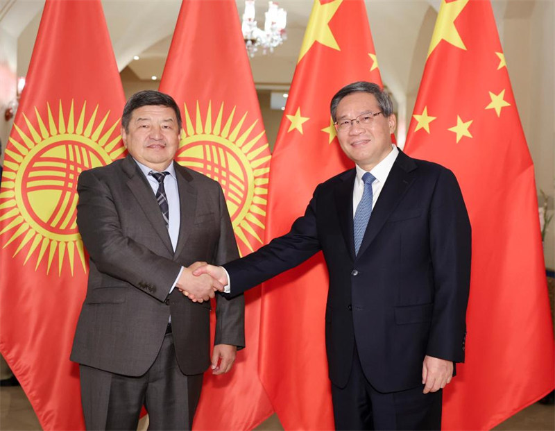 Waziri Mkuu wa China Li Qiang akikutana na Waziri Mkuu wa Kyrgyzstan Akylbek Zhaparov pembezoni mwa Mkutano wa 23 wa Baraza la Wakuu wa Serikali za Nchi Wanachama wa Jumuiya ya Ushirikiano ya Shanghai mjini Islamabad, Pakistan, Oktoba 15, 2024. (Xinhua/Ding Haitao)