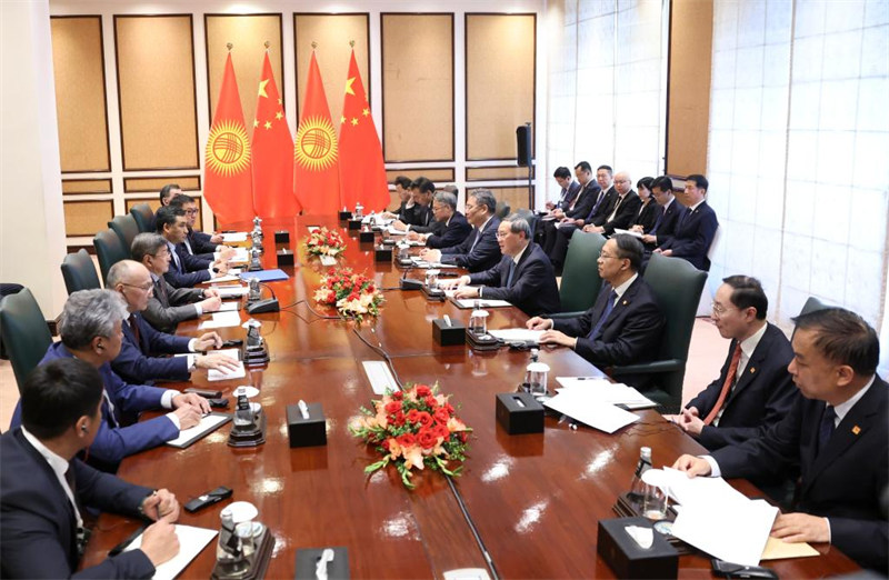 Waziri Mkuu wa China Li Qiang akikutana na Waziri Mkuu wa Kyrgyzstan Akylbek Zhaparov pembezoni mwa Mkutano wa 23 wa Baraza la Wakuu wa Serikali za Nchi Wanachama wa Jumuiya ya Ushirikiano ya Shanghai mjini Islamabad, Pakistan, Oktoba 15, 2024. (Xinhua/Ding Haitao)