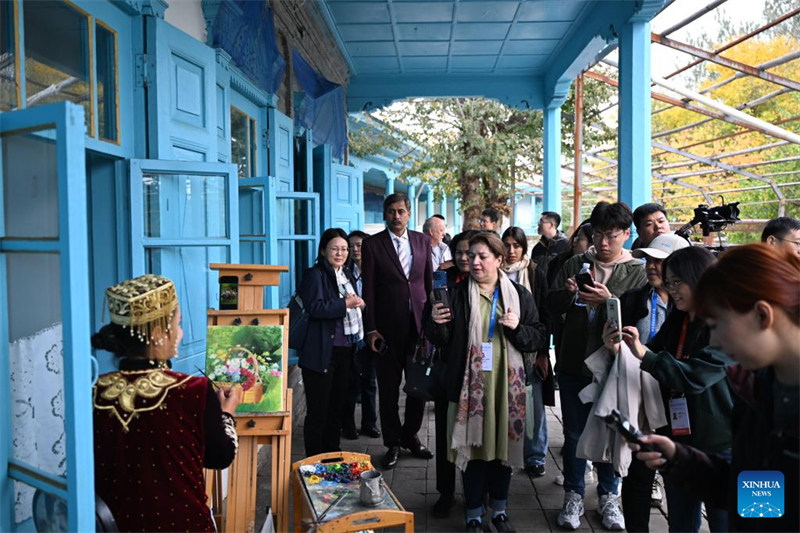 Watu wanaohudhuria Mkutano wa Kilele wa 6 wa Vyombo vya Habari Duniani watembelea Xinjiang