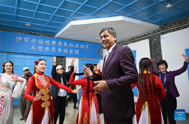 Watu wanaohudhuria Mkutano wa Kilele wa 6 wa Vyombo vya Habari Duniani watembelea Xinjiang