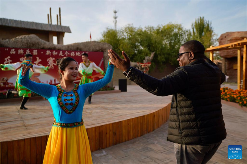 Watu wanaohudhuria Mkutano wa Kilele wa 6 wa Vyombo vya Habari Duniani watembelea Xinjiang