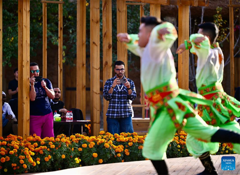 Watu wanaohudhuria Mkutano wa Kilele wa 6 wa Vyombo vya Habari Duniani watembelea Xinjiang