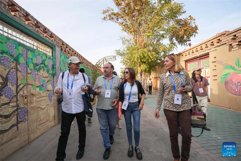 Watu wanaohudhuria Mkutano wa Kilele wa 6 wa Vyombo vya Habari Duniani watembelea Xinjiang