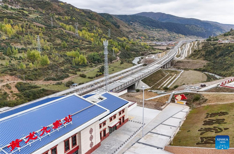 Barabara Kuu Mpya kuleta urahisi kwa watalii kufika Bonde la Jiuzhai katika Mkoa wa Sichuan, China