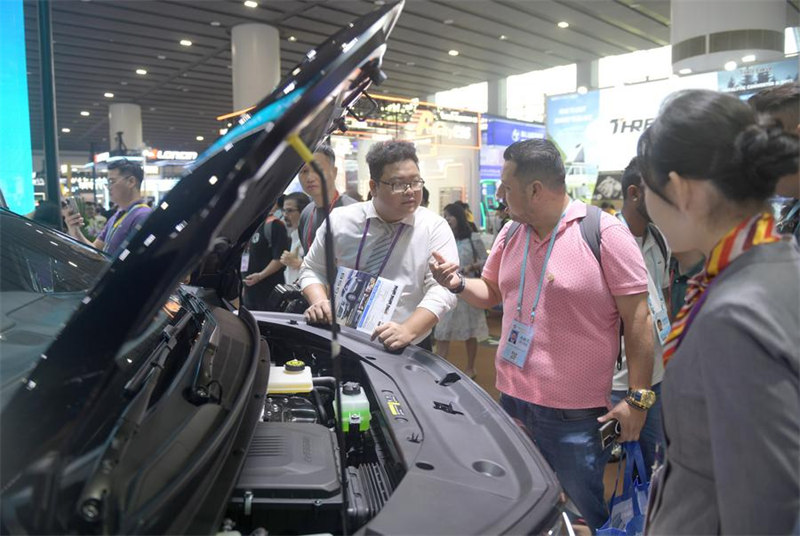 Watu wakitazama gari linalotumia nishati mpya kwenye Maonyesho ya Canton mjini Guangzhou, Mkoa wa Guangdong, Kusini mwa China, Oktoba 15, 2024. (Xinhua/Lu Hanxin)