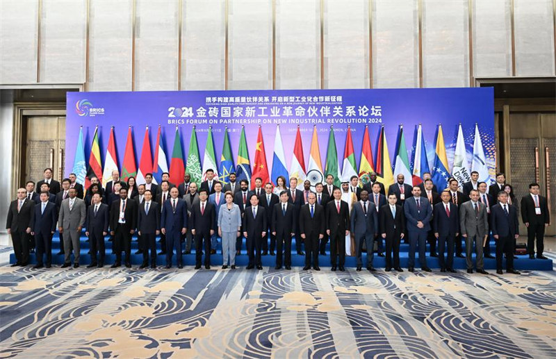 Washiriki wa Baraza la BRICS juu ya Ushirikiano kuhusu Mapinduzi Mapya ya Viwanda 2024 wakiwa kwenye picha ya kundi mjini Xiamen, Mkoa wa Fujian, kusini mashariki mwa China, Septemba 10, 2024. (Xinhua/Lin Shanchuan)