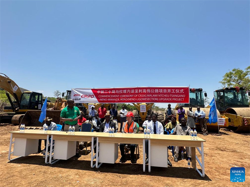 Picha hii iliyopigwa Oktoba 18, 2024 ikionyesha hafla kuanzisha ujenzi wa barabara ya Neno-Ligowe katika Wilaya ya Neno, Malawi. (Kundi la 20 la Kampuni za Reli za China/kupitia Xinhua)