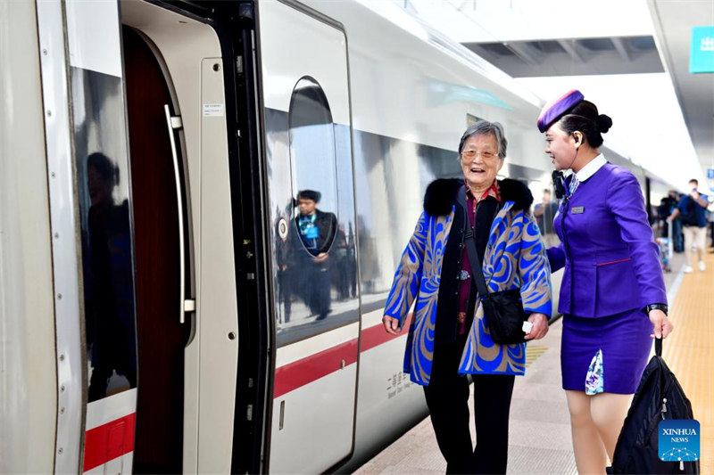 Mhudumu wa treni akimsaidia abiria mzee kupanda treni G9227, ambayo ni treni ya kwanza ya reli ya mwendokasi ya Weifang-Yantai, kwenye Stesheni ya Reli ya Laizhou katika Mkoa wa Shandong, Mashariki mwa China, Oktoba 21, 2024. (Xinhua/Guo Xulei)